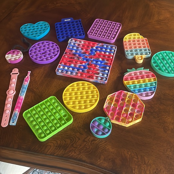 16 Piece Pop It Set - 15 Set of Pop Its and Carrier Bag - Picture 3 of 4